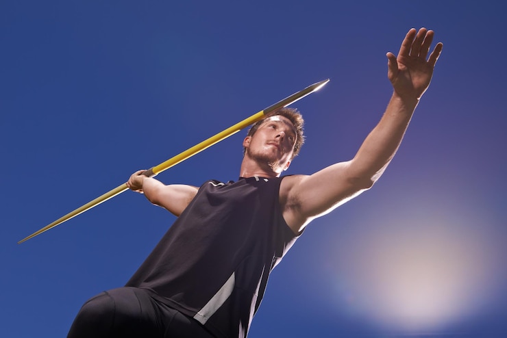 Foto this is going the distance shot of a lone man throwing a javelin outside