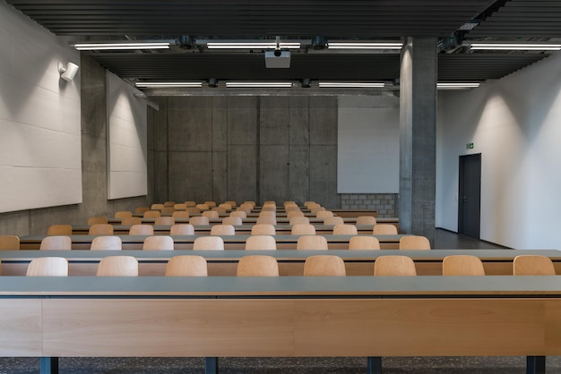 Tomme stoler i auditorium