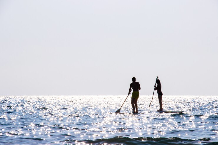 Foto tourists kayaking sea beautiful area ao bang bao at koh kood island trat, thailand. 