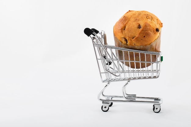 Tradisjonell italiensk julekake i en mini-handlekurv på hvit bakgrunn. Nærbilde