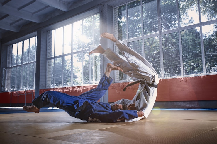 Foto two judo fighters showing technical skill while practicing martial arts in a fight club
