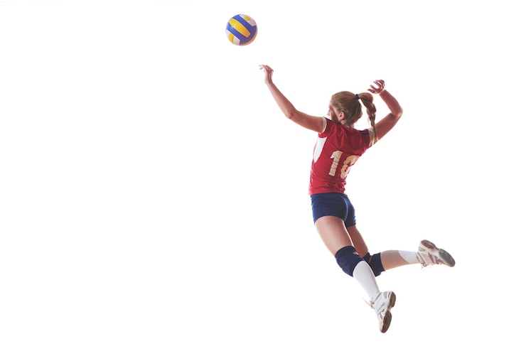 Foto volleyball woman jump and kick ball isolated on white background