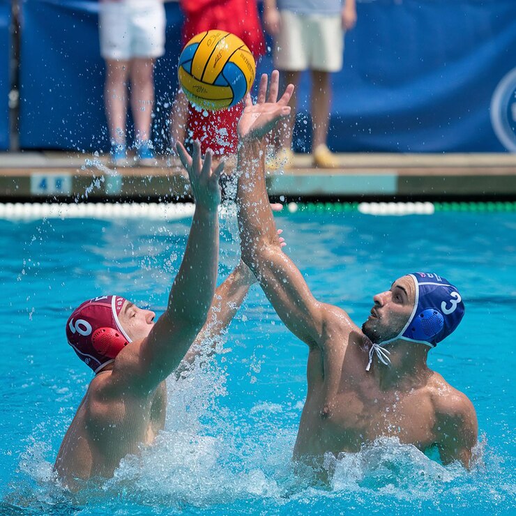 Foto water polo player throwing the ball