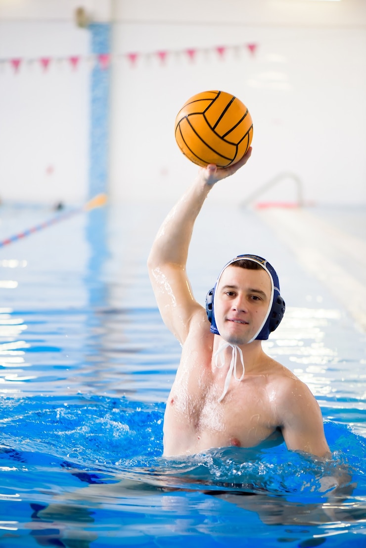 Foto water polo training. young sportsman plays water polo in the pool.