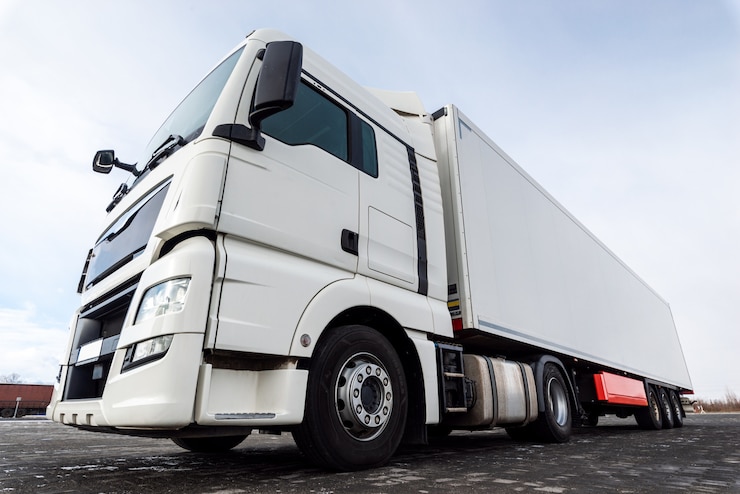 Foto white truck on the asphalt road