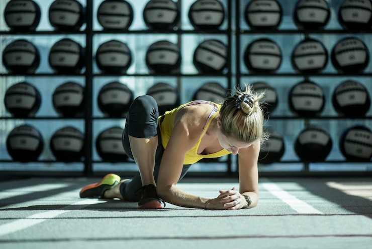 Foto woman doing yoga against wall