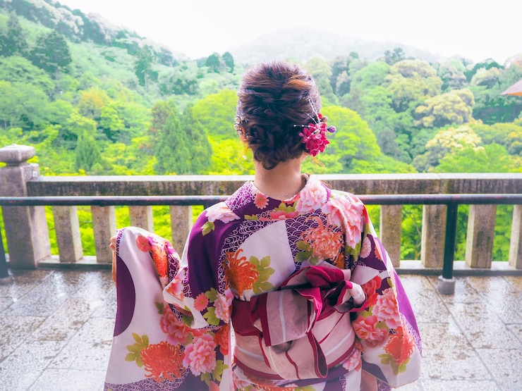 Foto woman is standing  wearing kimono