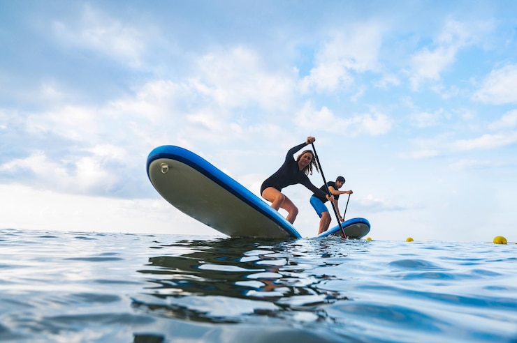 Foto woman paddlesurfing in the mediterranean sea