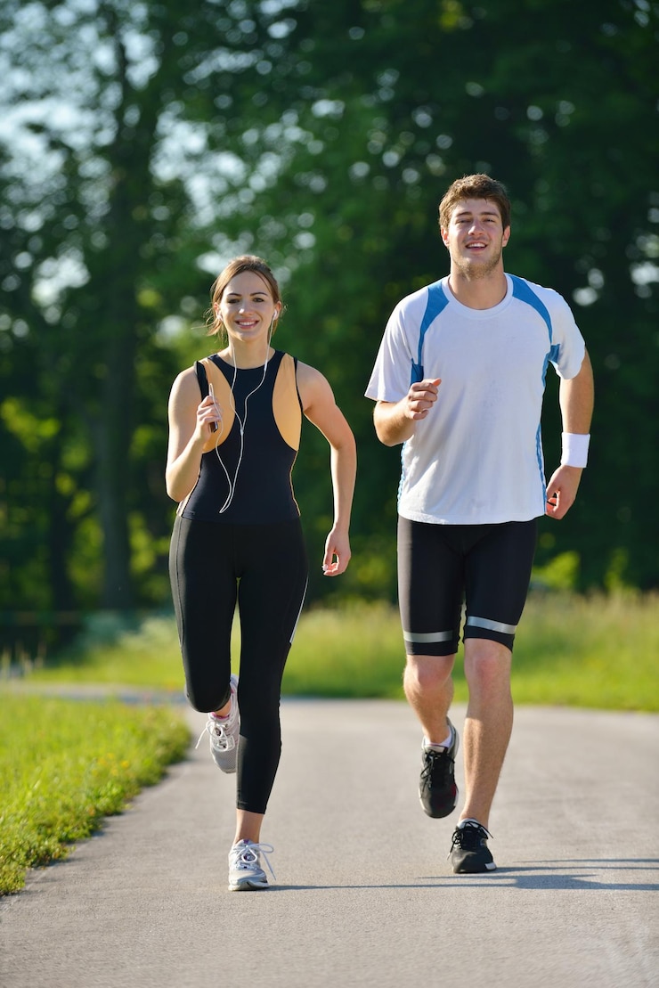 Foto young couple jogging in park at morning. health and fitness concept