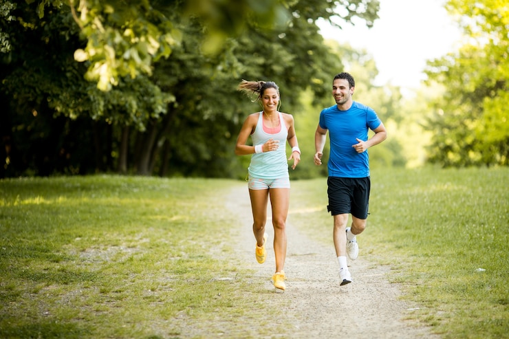 Foto young couple running