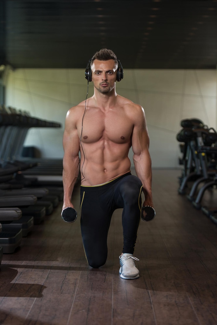Foto young man working out legs with dumbbells one of the best bodybuilding exercise for leg
