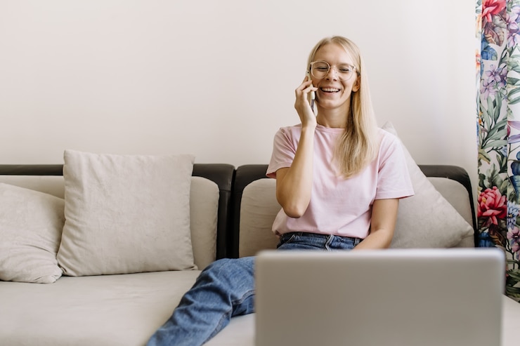 Foto young woman on the sofa talking on the phone