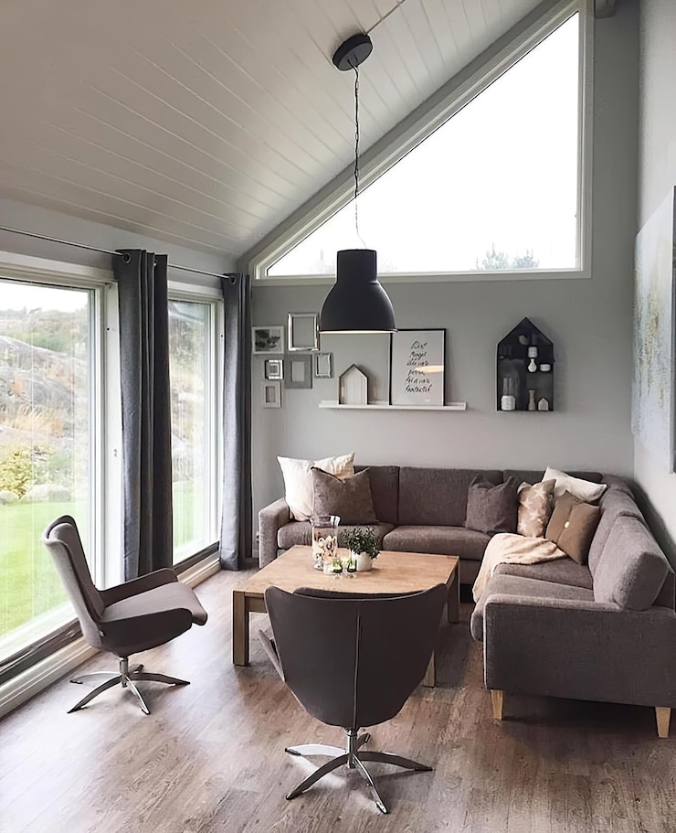 Foto a living room with a couch chair table and pictures on the wall