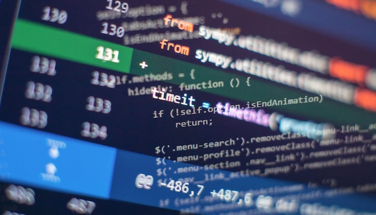 Foto abstrakt computer script om big data og blockchain database softwareudvikler programmeringskode mining cryptocurrency proces program på display pc brug af software