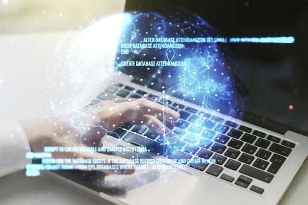 Abstrakt kreativ kodnings illustration med verdenskort og hænder der skriver på laptop på baggrund international softwareudviklings koncept Multiexponering
