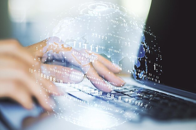 Abstrakt kreativ kodnings illustration med verdenskort og hænder der skriver på laptop på baggrund international softwareudviklings koncept Multiexponering