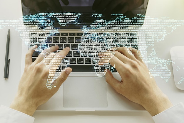 Abstrakt kreativt digitalt verdenskort og hænder der skriver på bærbar computer på baggrund globaliseringskoncept Multiexponering
