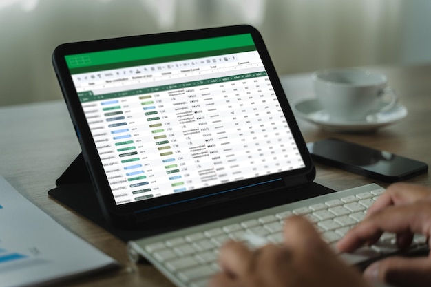 Affärsman som arbetar med data och grafer i kalkylark för onlineanalys Microsoft Excel-projekt instrumentpanel redovisning digitalt