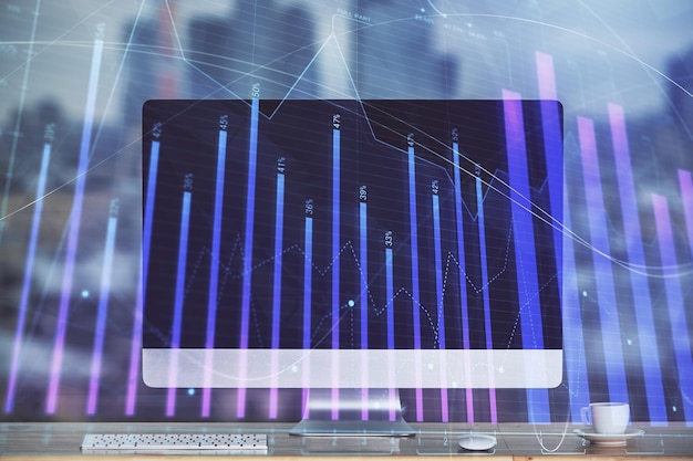 Aktiemarknadsdiagram på bakgrund med skrivbord och persondator Multiexponering Koncept för finansiell analys