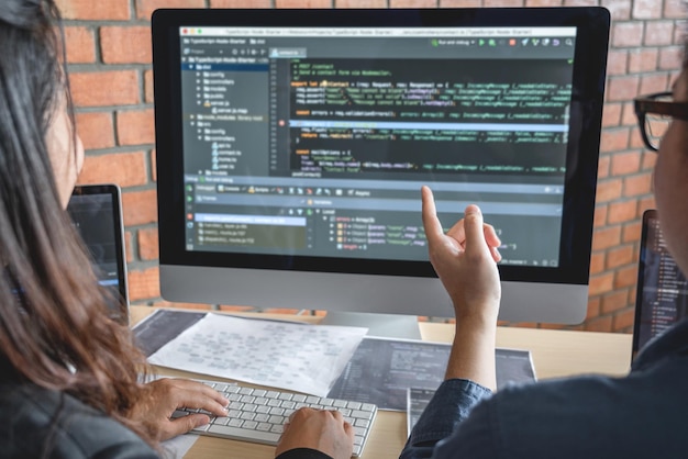 Bagfra af kvinde, der bruger bærbar computer på bord