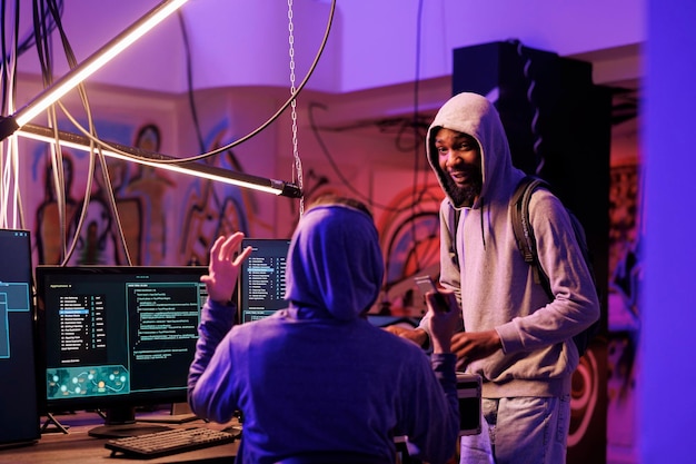 Bakifrånvy av en man som står i en fabrik