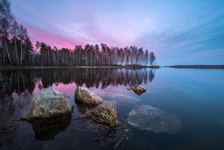 Bild beautiful sunset on the lake with a textured foreground