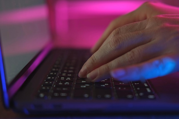 Beskåret hånd, der bruger bærbar computer