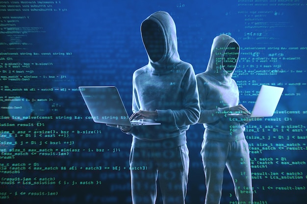 Billede af en gruppe hackere i hættetrøjer, der står på en abstrakt, mørk kodningsbaggrund. Malware phishing og tyveri koncept. Dobbelt eksponering