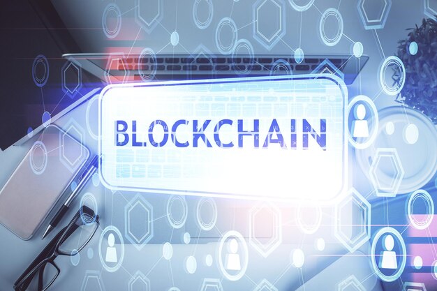 Blockchain-tema hologram tegninger over computer på skrivebordsbaggrund Topvisning Dobbelteksponering