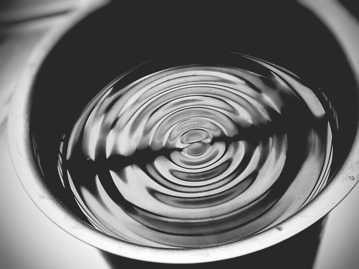 Foto close-up of rippled water in container