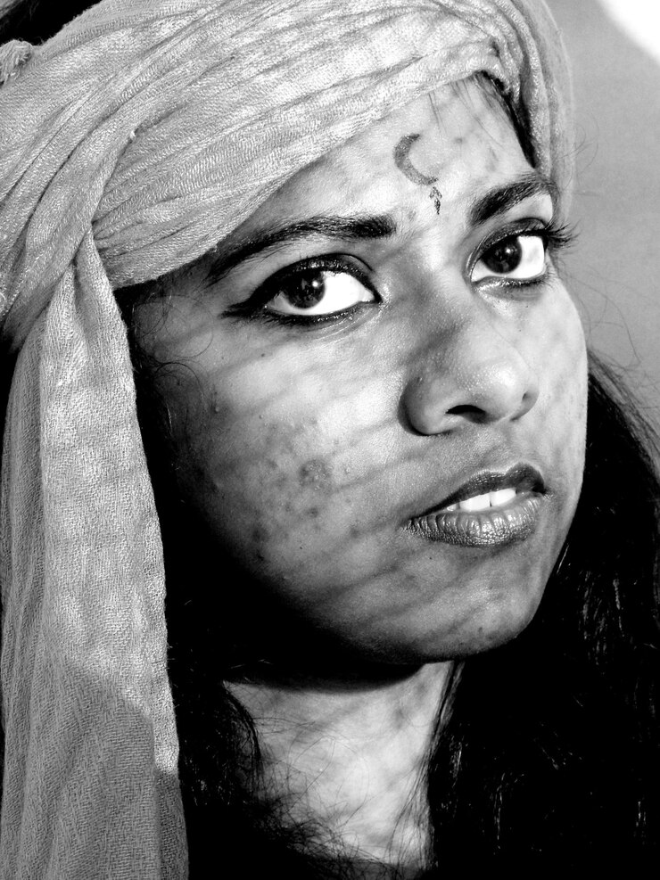 Bild close-up portrait of woman wearing headscarf
