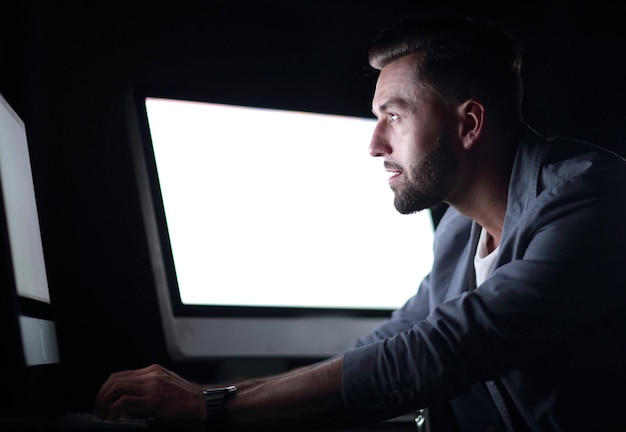 Close upbusinessman using computer
