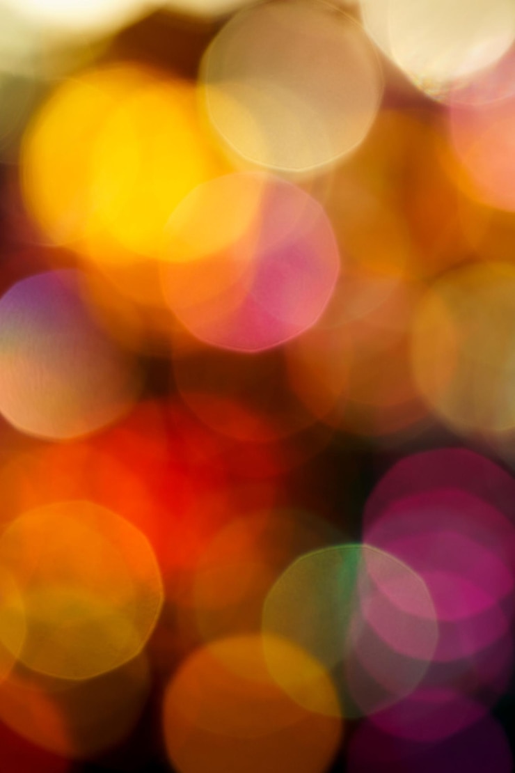 Bild closeup of city lights at night in background with colored neon lights blurred focus