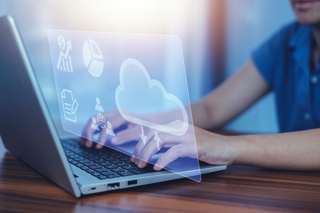 Cloud computing-koncept: Kvinde bruger computerlogin. Cloud computing-koncept og Cloud computing-sikkerhed til brug af data på cloud computing-data
