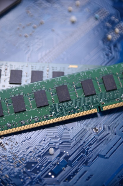 Computerhukommelse RAM på bundkort baggrund. Tæt på. System, primærhukommelse, random access memory, indbygget, computerdetalje. Computerkomponenter. DDR3. DDR4. DDR5