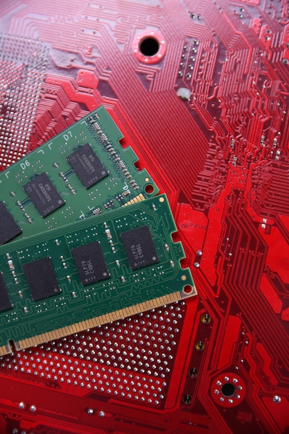 Computerhukommelse RAM på bundkort baggrund. Tæt på. System, primærhukommelse, random access memory, indbygget, computerdetalje. Computerkomponenter. DDR3. DDR4. DDR5