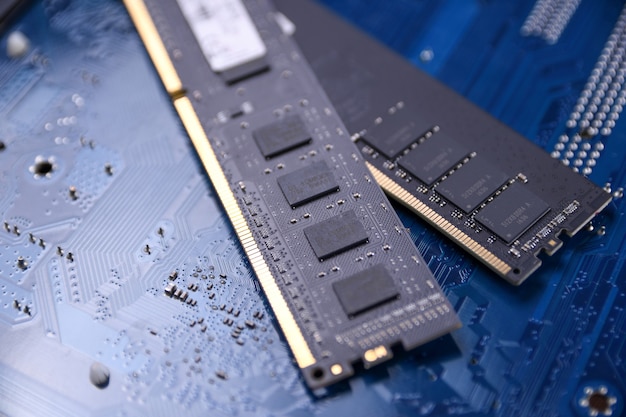 Computerhukommelse RAM på bundkort. Tæt på. system, hovedhukommelse, random access memory, onboard, computer detalje. Computerkomponenter. DDR3. DDR4. DDR5