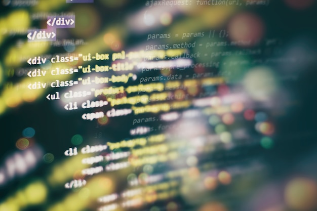Computerprogrammering, ofte forkortet til programmering, er en proces for original formulering af et databehandlingsproblem til eksekverbare computerprogrammer, såsom analyse, udvikling, algoritmer og verifikation.