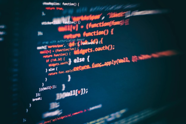 Computerprogrammering, ofte forkortet til programmering, er en proces for original formulering af et databehandlingsproblem til eksekverbare computerprogrammer, såsom analyse, udvikling, algoritmer og verifikation.