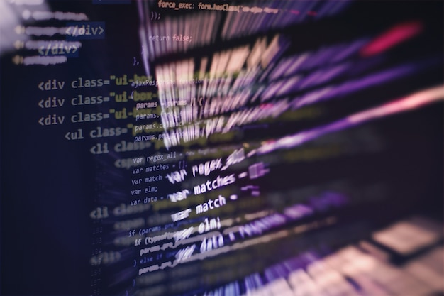 Computerprogrammering, ofte forkortet til programmering, er en proces for original formulering af et databehandlingsproblem til eksekverbare computerprogrammer, såsom analyse, udvikling, algoritmer og verifikation.