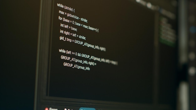 Database cloud computing med programmeringskode på computer, html-script it-sprog på terminalvindue. Firewall-sikkerhedsserver med kunstig intelligens til appudvikling. Tæt på.