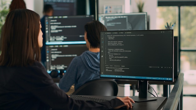 Databaseprogrammør, der skriver kildekode i terminalvinduet med html-script, arbejder på softwareudviklingsgrænsefladen. Koder, der bruger programmeringssprog på databasesystemserver.