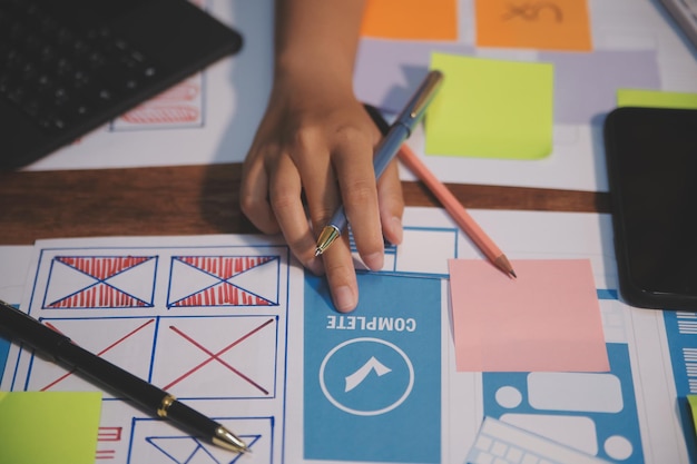 Designteamet designar uxui-systemet för att få uxui-systemet att fungera bra på nya telefoner och stödja systemuppdateringar. Webbplatsutvecklingskoncept UI UX front end designer