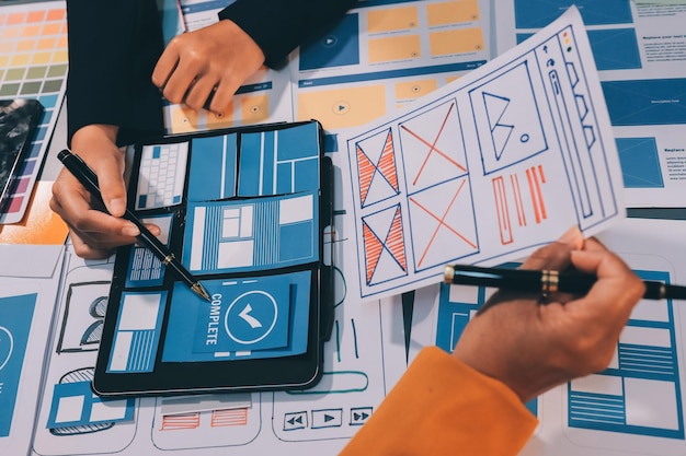 Designteamet designer uxui-systemet for at få uxui-systemet til at fungere godt på nye telefoner og understøtte systemopdateringer. Webudviklingskoncept UI UX front-end designer