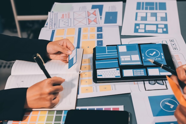 Designteamet designer uxui-systemet for at få uxui-systemet til at fungere godt på nye telefoner og understøtte systemopdateringer. Webudviklingskoncept UI UX front-end designer