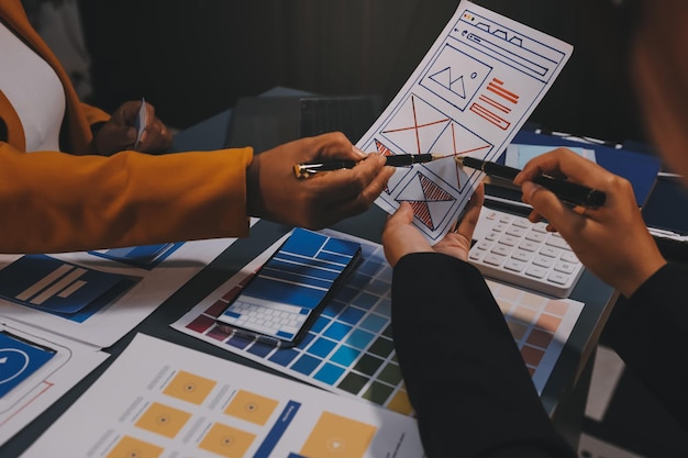 Designteamet designer uxui-systemet for at få uxui-systemet til at fungere godt på nye telefoner og understøtte systemopdateringer. Webudviklingskoncept UI UX front-end designer