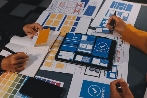Designteamet designer uxui-systemet for at få uxui-systemet til at fungere godt på nye telefoner og understøtte systemopdateringer. Webudviklingskoncept UI UX front-end designer