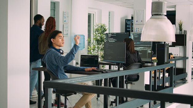 Digital udvikler, der analyserer ar hologram for at arbejde på html script, bruger holografisk databasegrænseflade med augmented reality. Cloud computing program med terminalvindue på kontoret.