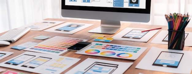 Digitale og papir wireframe designs til web- eller mobilapp UI UX-display på bærbar computerskærm Panoramaoptagelse af udviklerværksted til brainstorming og designapplikationsramme Undersøg nøje