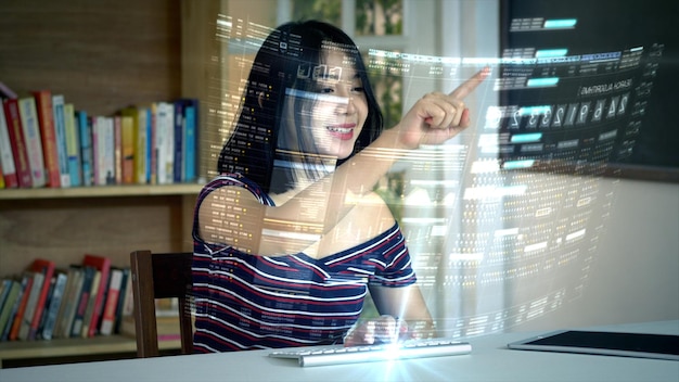 Digitalt sammensat billede af smilende ung kvinde, der bruger computer, mens hun sidder ved bordet